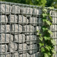 Kamienny monolit w metalowej siatce, opleciony bluszczem, stanowi solidną ozdobę ogrodu.