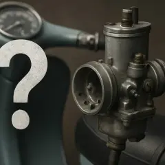 Il carburatore spruzza benzina dal filtro. Un punto interrogativo gigante campeggia su una Vespa d'epoca.