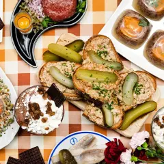 Jedzenie na imprezę w stylu lat 80.? Gotowe menu i przepisy PRL!