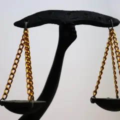 Waga symbolizuje rozważania, kto może zostać opiekunem osoby niepełnosprawnej.
