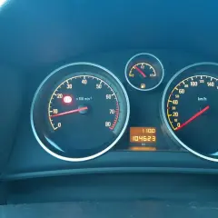 Deska rozdzielcza Astry H. Wskaźnik temperatury silnika jest w normie, podobnie jak paliwa. Przebieg 104623 km.