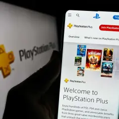 Telefon wyświetla stronę PlayStation Plus z grami. Sprawdź aktualną playstation plus cena i dołącz do zabawy!