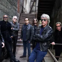 Zespół Bon Jovi w skórzanych kurtkach, gotowy na koncert.