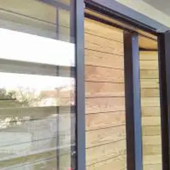 Fenêtre moderne avec bardage bois. Idéal pour **créer un volet intérieur** esthétique et fonctionnel.