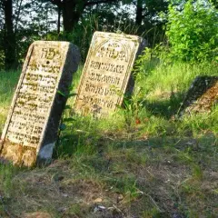 Co oznaczają kamienie na pomniku? Poznaj ich głębokie znaczenie