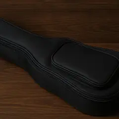 Elegancki, czarny pokrowiec na ukulele koncertowe, gotowy do podróży.