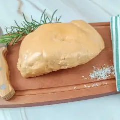 Un trozo de foie gras sobre tabla de madera, con romero, sal y un paño a rayas. La diferencia entre foie y foie gras es la preparación.