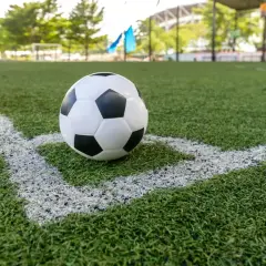 Piłka NFL leży na rogu boiska.