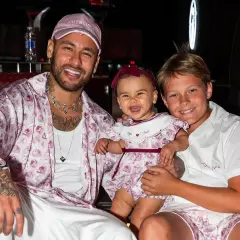 Neymar z synem i córką, wszyscy uśmiechnięci.