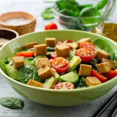 Sałatka z wędzonym tofu, pomidorkami koktajlowymi, ogórkiem i szpinakiem.