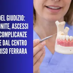 Modello di mascella con dente del giudizio infiammato, che illustra il dolore alla pressione. Dentista spiega complicazioni.