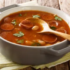 Gęsta fasolka po bretońsku z kiełbasą i fasolą, idealna do podania z chlebem.