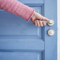 Jak wyciszyć drzwi wejściowe w bloku? Sprawdzone metody DIY!