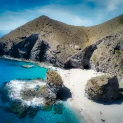 Una cala escondida entre acantilados, con arena dorada y aguas turquesas, es una de las mejores playas de Almería.