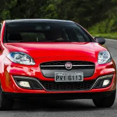 Czerwony Fiat na krętej drodze. Czy to silnik JTD? Co to znaczy? Zapytaj kierowcę!