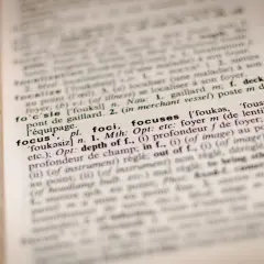 Słownik otwiera się na hasłach "foci, focuses" i "focus". Widać definicje i przykłady użycia słowa "focus".