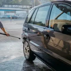 Czym myć auto po woskowaniu, aby nie uszkodzić wosku?