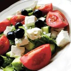 Insalata greca con pomodori, cetrioli, olive nere e cubetti di formaggio feta.