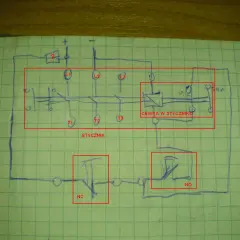 Schemat pokazuje, jak podłączyć stycznik. Widoczne są cewka, styki NO i NC, oraz oznaczenia L1, L2, L3, T1, T2, T3.