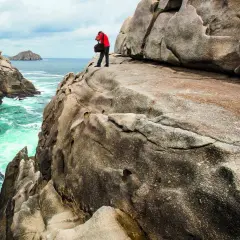 Fotógrafo captura la belleza de los acantilados de papel Xove, con el mar turquesa rompiendo contra las rocas.