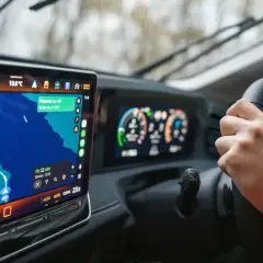 Vue du tableau de bord d'un camping-car avec GPS indiquant la route. Un avis GPS camping car pour un trajet de 42 km.