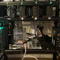Rig do kopania kryptowaluty z sześcioma kartami graficznymi, płytą główną i zasilaczami.