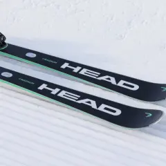 Narty HEAD Supershape e-Magnum gotowe do jazdy po świeżo przygotowanym stoku.