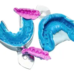 Impronta denti in silicone blu e rosa, dettagli precisi per un sorriso perfetto.