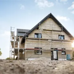 Jak usytuować dom na działce, by uniknąć kosztownych błędów?