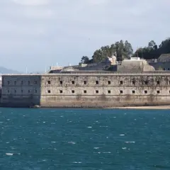 El imponente castillo de la Palma se alza sobre el mar, con sus muros de piedra y sus pequeñas ventanas mirando al horizonte.
