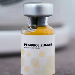 Eine Ampulle mit gelbem Inhalt, beschriftet mit "PEMBROLIZUMAB Monoclonal antibody". Dieses Medikament, Pembrolizumab 200 mg, wird in der Krebstherapie eingesetzt.