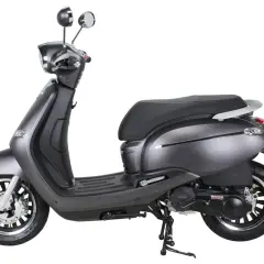 Moto gris, estilo clásico, parecida a la Vespa, con asiento negro y detalles cromados.