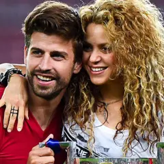 Shakira i Piqué świętują sukces. Uśmiechnięci, blisko siebie, z pucharem w rękach.