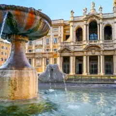 Fontana barocca davanti alla Basilica di Santa Maria Maggiore a Roma, con l'edificio imponente sullo sfondo.