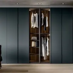 Armadio a muro con ante scorrevoli, che mostra l'interno con abiti appesi e ripiani. Le dimensioni armadio camera da letto sono perfette per un look moderno.