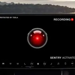 Tesla Sentry Mode aktiverad, inspelning pågår. En röd lins lyser. Är Tesla Sentry Mode lagligt i Sverige?