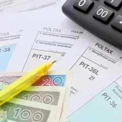 Zestaw dokumentów PIT, kalkulator, żółty długopis i polskie banknoty. Czas na rozliczenie zap-3.