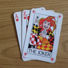 Karty do gry: as serce, król serce i joker. Idealne do nauki, jak się gra w remika.