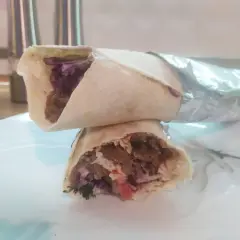 Dwa tortille z mięsem, warzywami i sosem – tak wygląda pyszny kebab.
