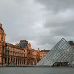 La pyramide du Louvre et le palais sous un ciel gris, un décor typique de Paris en janvier.