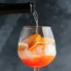 Orzeźwiający Aperol w szklance z lodem i pomarańczą. Idealny aperol przepis na lato.