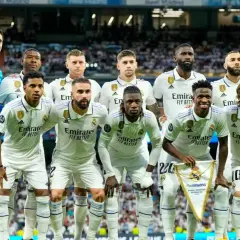 Drużyna Real Madryt Galacticos w białych strojach, gotowa do meczu.