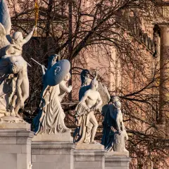 Czym jest rzeźba? Poznaj jej sekrety: formy, techniki, znaczenie.