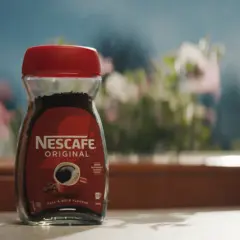 Słoik Nescafé Classic Original, pełen aromatycznej kawy, obiecuje pobudzenie. Ile kofeiny w tej pysznej filiżance?