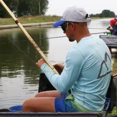 Wietrzne dni to wyzwanie dla łowienia na bata. Kontrolowanie lekkiego spławika wymaga wprawy, zwłaszcza gdy wiatr szarpie żyłką.