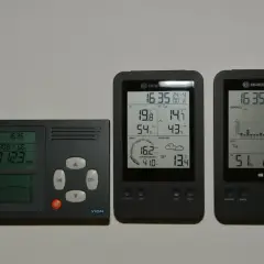 Trzy stacje pogodowe pokazują dane, w tym ciśnienie atmosferyczne (barometr co to?), temperaturę i wilgotność.