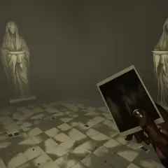 Dłoń trzyma zdjęcie w mrocznym pomieszczeniu z posągami. To fragment gry madison.