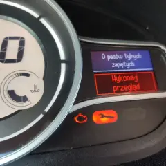Pomarańczowy kluczyk kontrolka renault świeci się, informując o konieczności wykonania przeglądu. Na wyświetlaczu widać też informację o tylnych pasach.