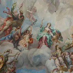 Deckenmalerei zeigt verschiedene Engel, welche welche engel gibt es? Putten, geflügelte Wesen und allegorische Figuren in Wolken.