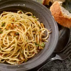 Spaghetti Aglio e Olio: Sekrety mistrzowskiego smaku i kremowego sosu